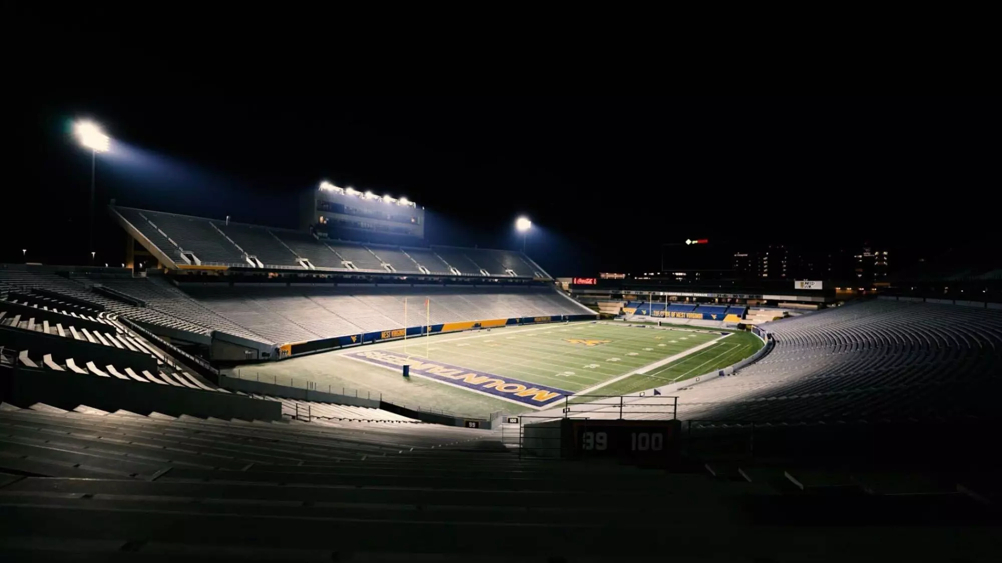 أضواء الملعب