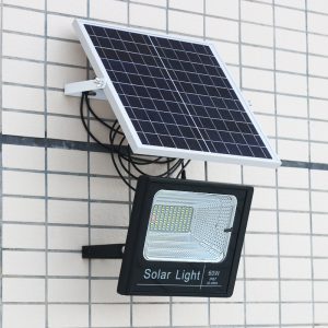 Installation de projecteurs alimentés par l'énergie solaire